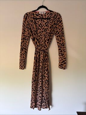 🐆Diane Von Furstenberg 100% Silk peach leopard print midi wrap dress